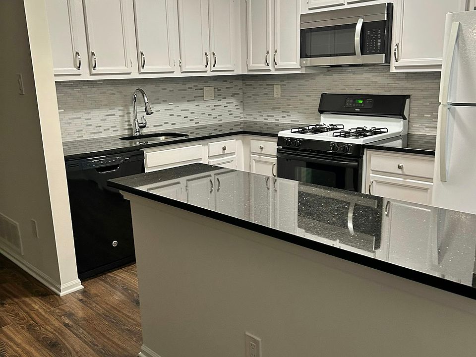1st image of 608 Diamond Dr