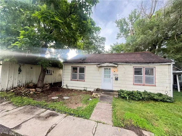 205 W 3rd St, Holden, MO 64040