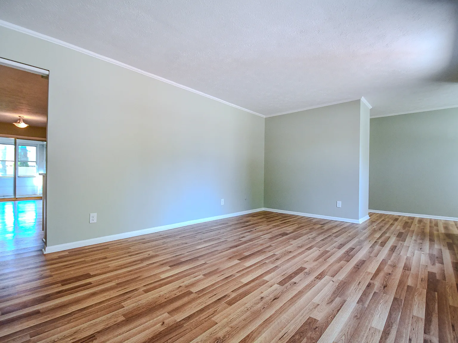 3 bed, 2082 sqft, $2,100 — Photo 3