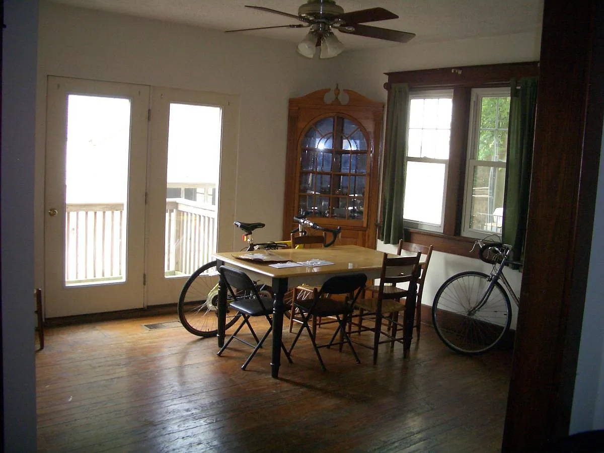 3 bed, 2500 sqft, $2,700 — Photo 3