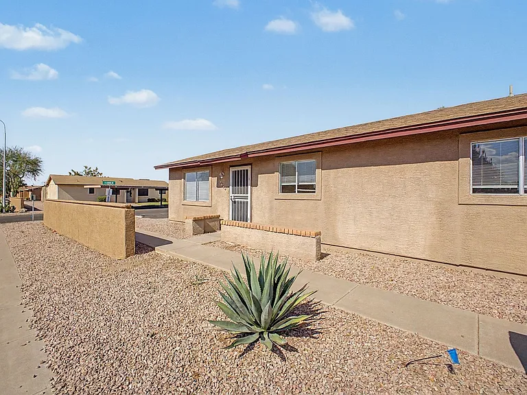 2605 E Lemon St — Photo 2
