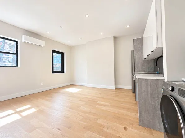 72 Greenpoint Avenue image 1 of 6