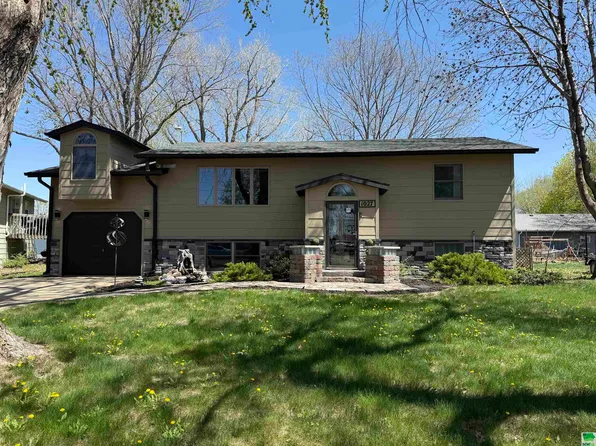 1027 Rice Dr, Vermillion, SD 57069