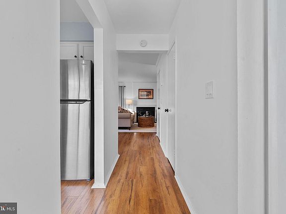 3rd image of 48 Rockwell Ct