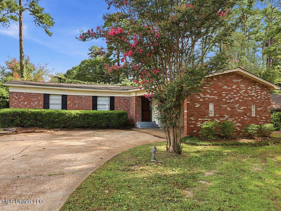 1st image of 502 W Lakeview Cir