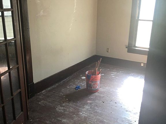 5th image of 813 E 6th St