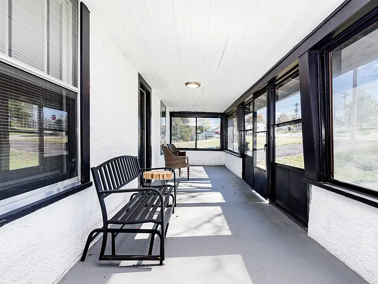 257 Gordon Pl — Photo 3