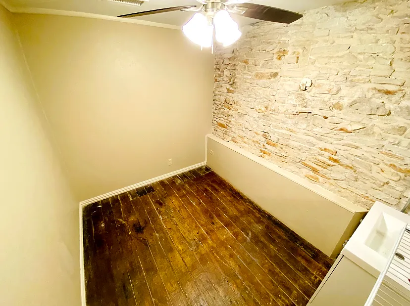 1 bed, 120 sqft, $499 — Photo 3
