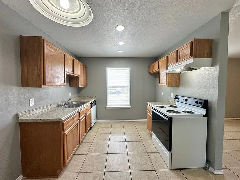 1704 Spring Rose Cir — Photo 25