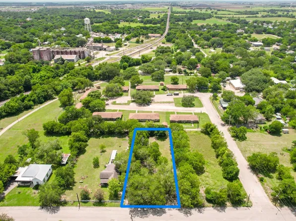 821 N Blanco St, Lockhart, TX 78644