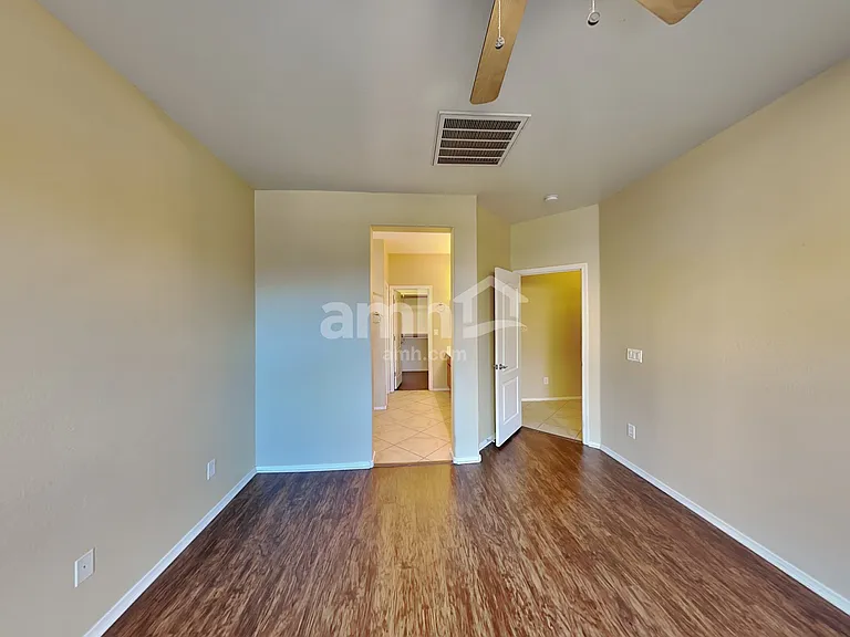3716 E Waite Ln — Photo 8