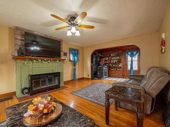 4th image of 902 4th Ave SW