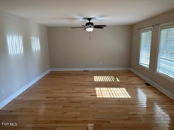 3rd image of 117 Forest Dr Unit B