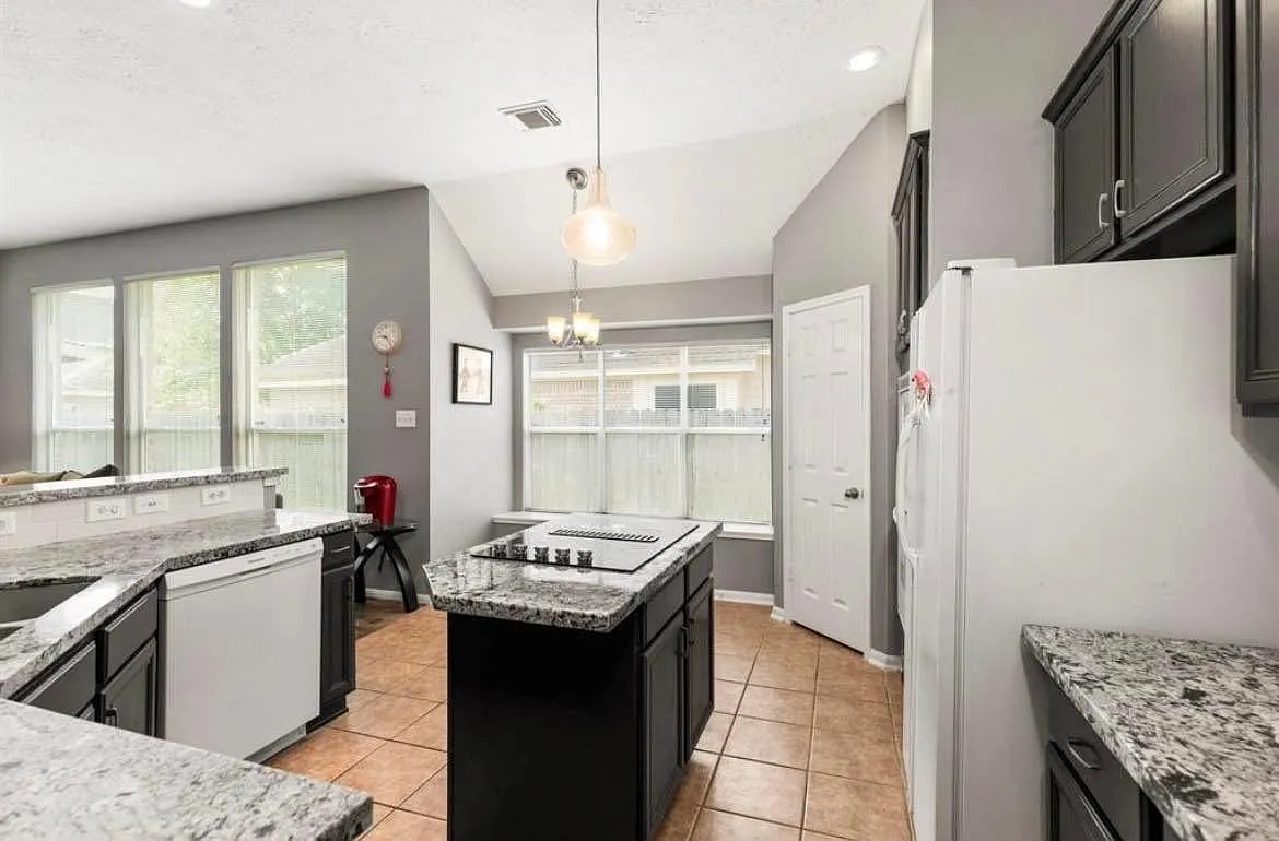 3 bed, 2.0 bath, 2158 sqft, $2,450 — Photo 4