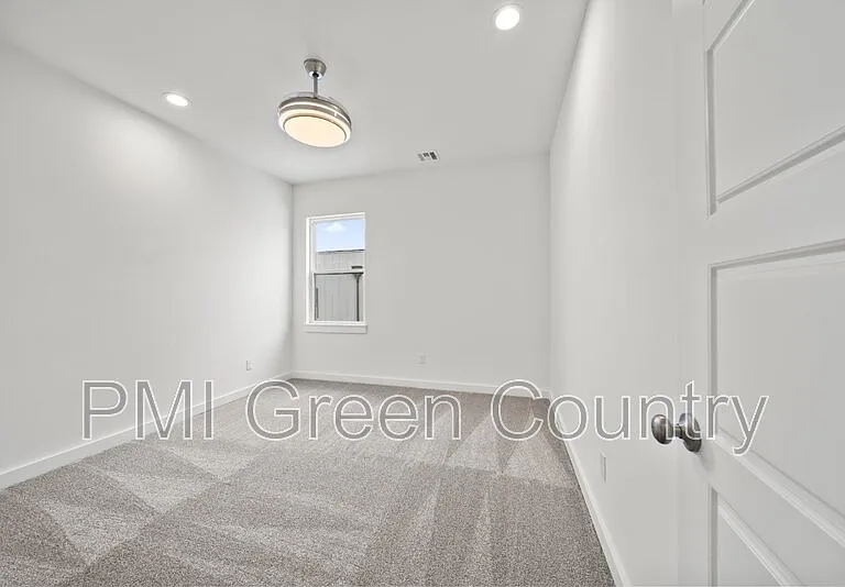 118 E Elgin St — Photo 31