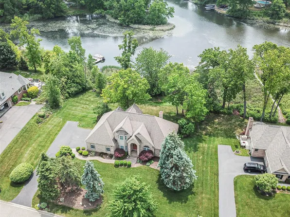 8342 Islandview Ct, Brighton, MI 48114