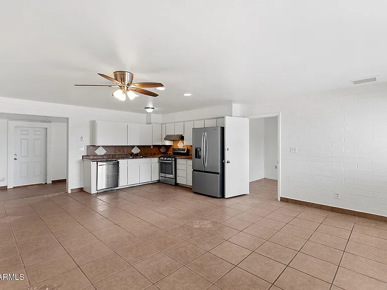 2246 W Sierra St — Photo 9