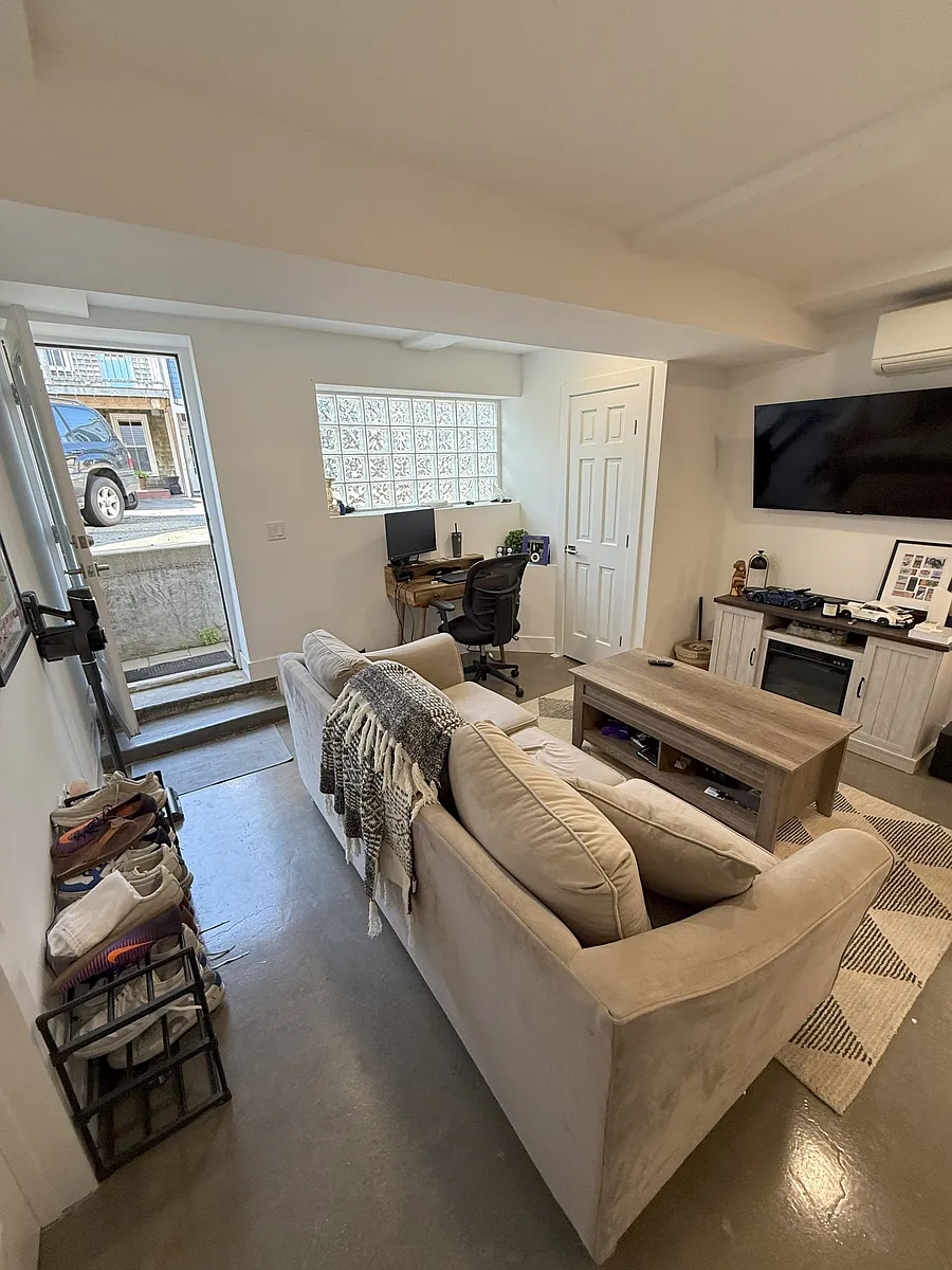 Building Photo - 2 Monument Ct #B