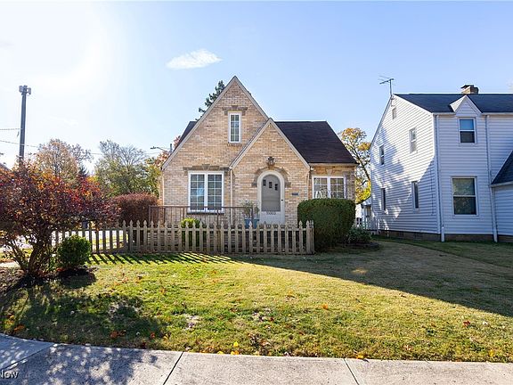 2nd image of 15003 Rosemary Ave