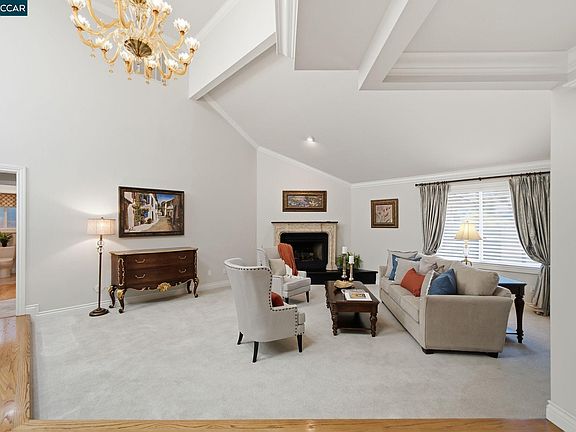 5th image of 700 Blue Spruce Dr