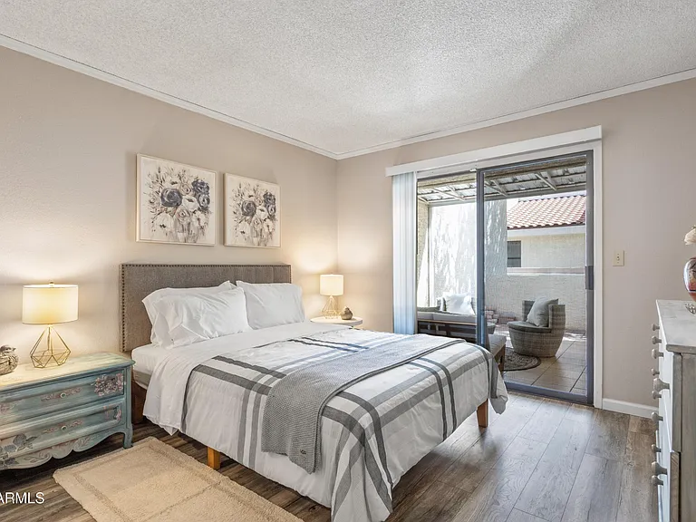 719 E Lola Dr — Photo 14
