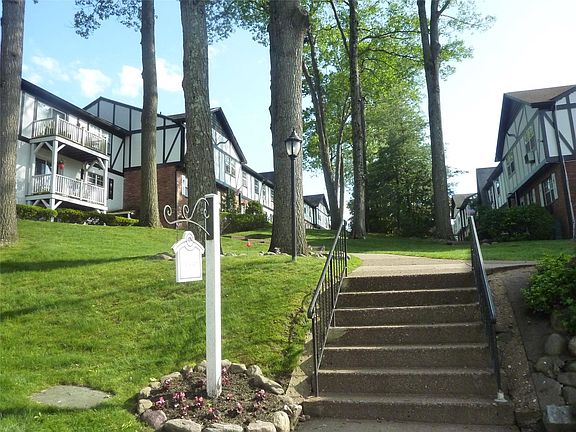 3rd image of 133 Parkside Dr #B