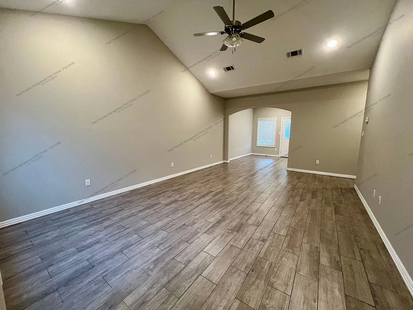 3 bed, 2.5 bath, 1650 sqft, $1,649 — Photo 2