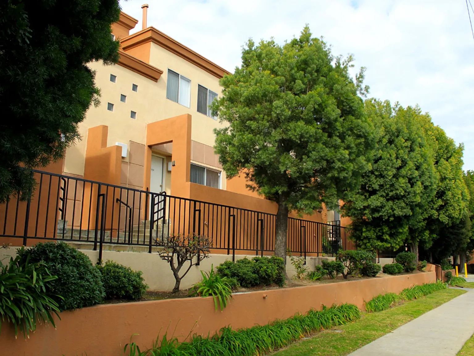 Nordhoff Townhomes — Photo 1