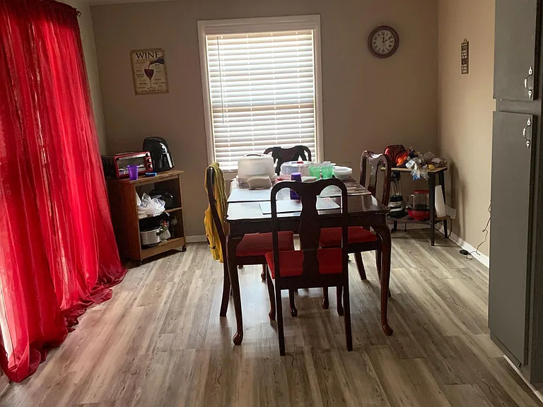 Dine in kitchen