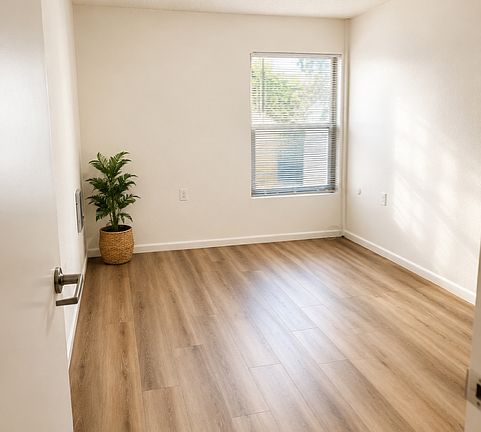 5th image of 19424 Wyandotte St #220