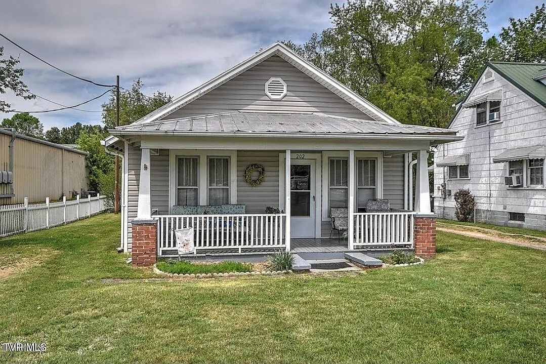 2 bed, 1.0 bath, 816 sqft, $1,050 — Photo 2