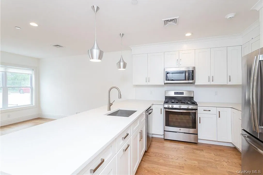3 bed, 3.5 bath, 1500 sqft, $5,100 — Photo 3