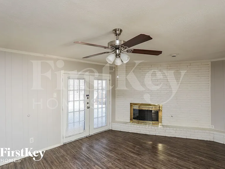 417 Lakeside Dr — Photo 2