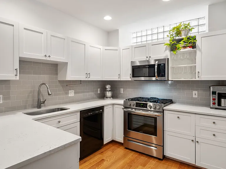 509 E 8th St #1 — Photo 7