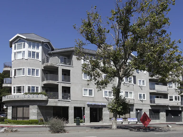 Lakeview Court Apartments — Photo 1
