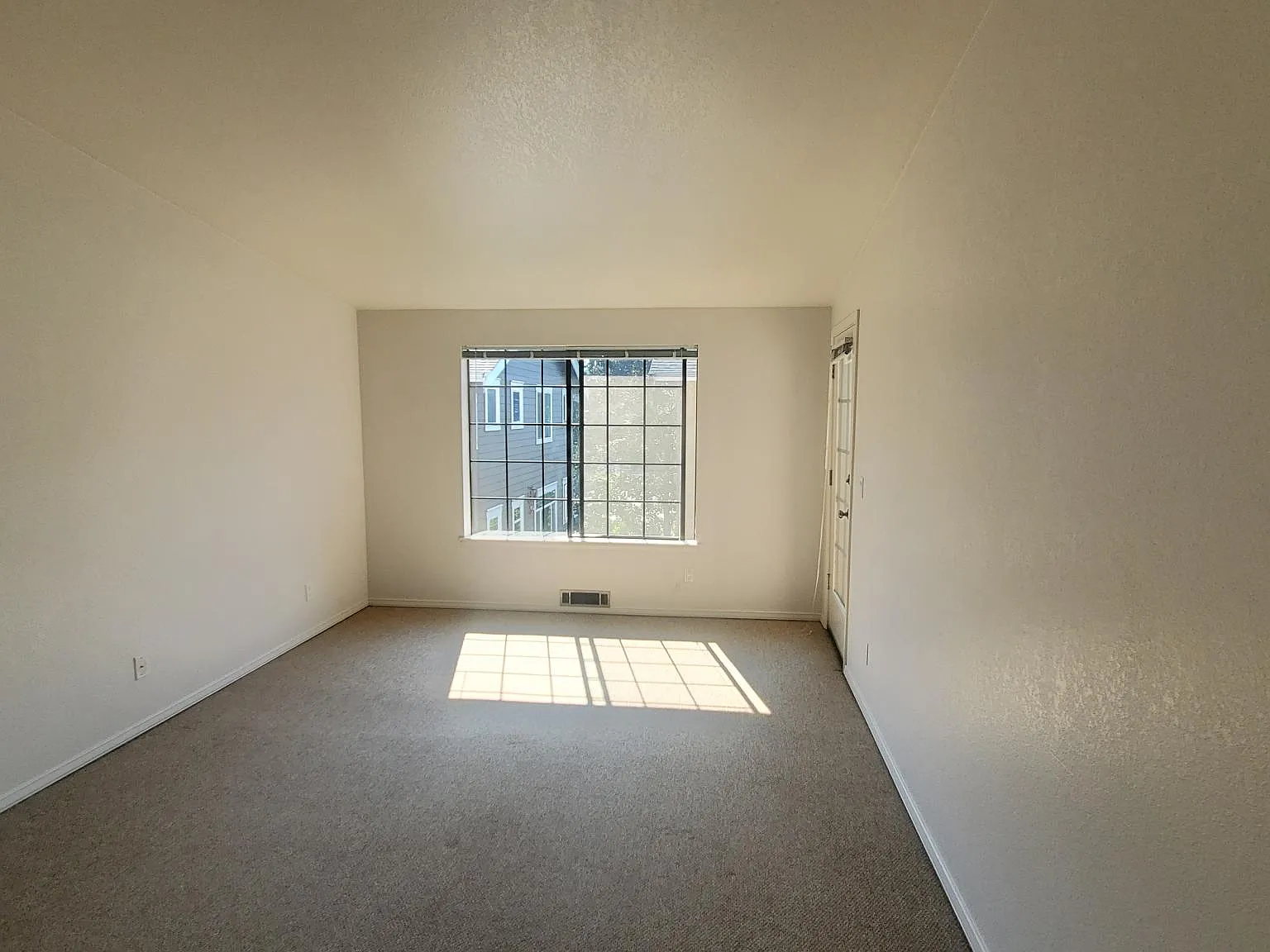 1 bed, 735 sqft, $2,125 — Photo 2