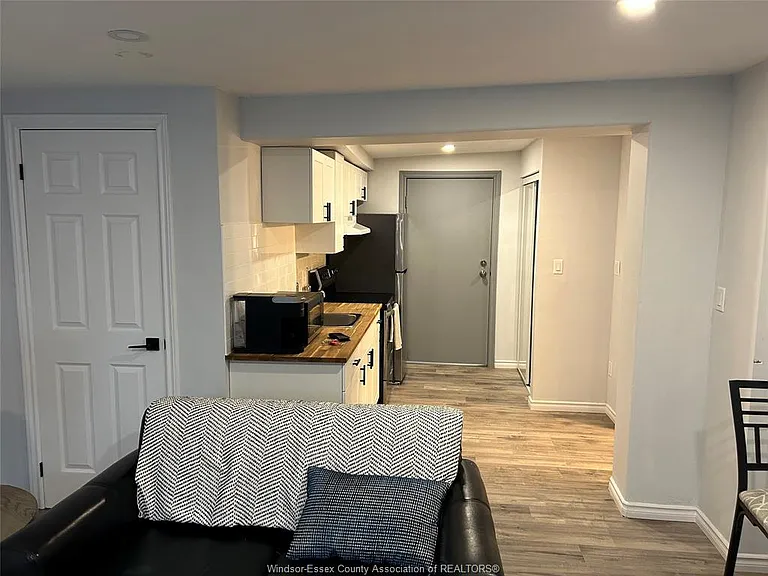 493 University Ave W #3 — Photo 2