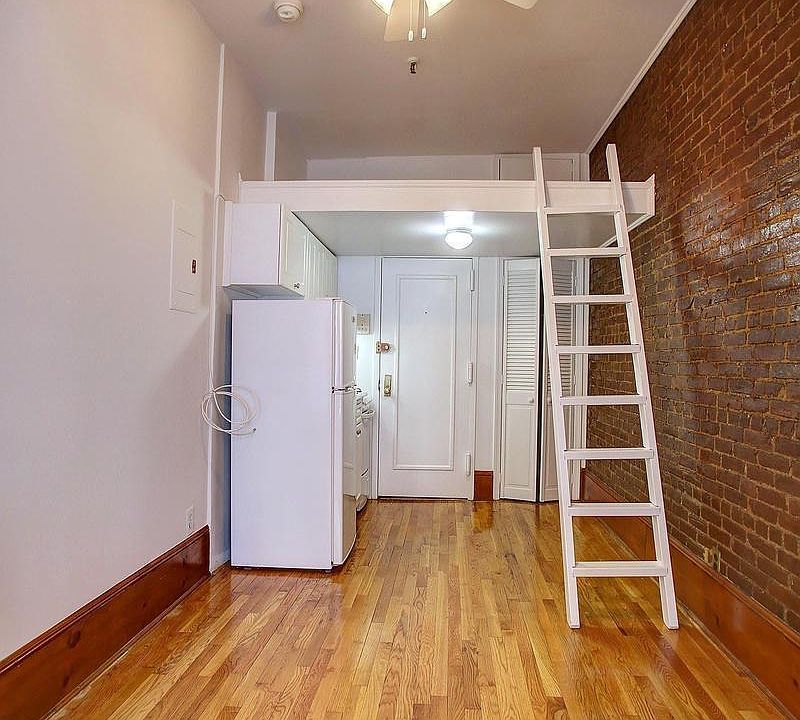 2nd image of 148 W 70th St APT 9