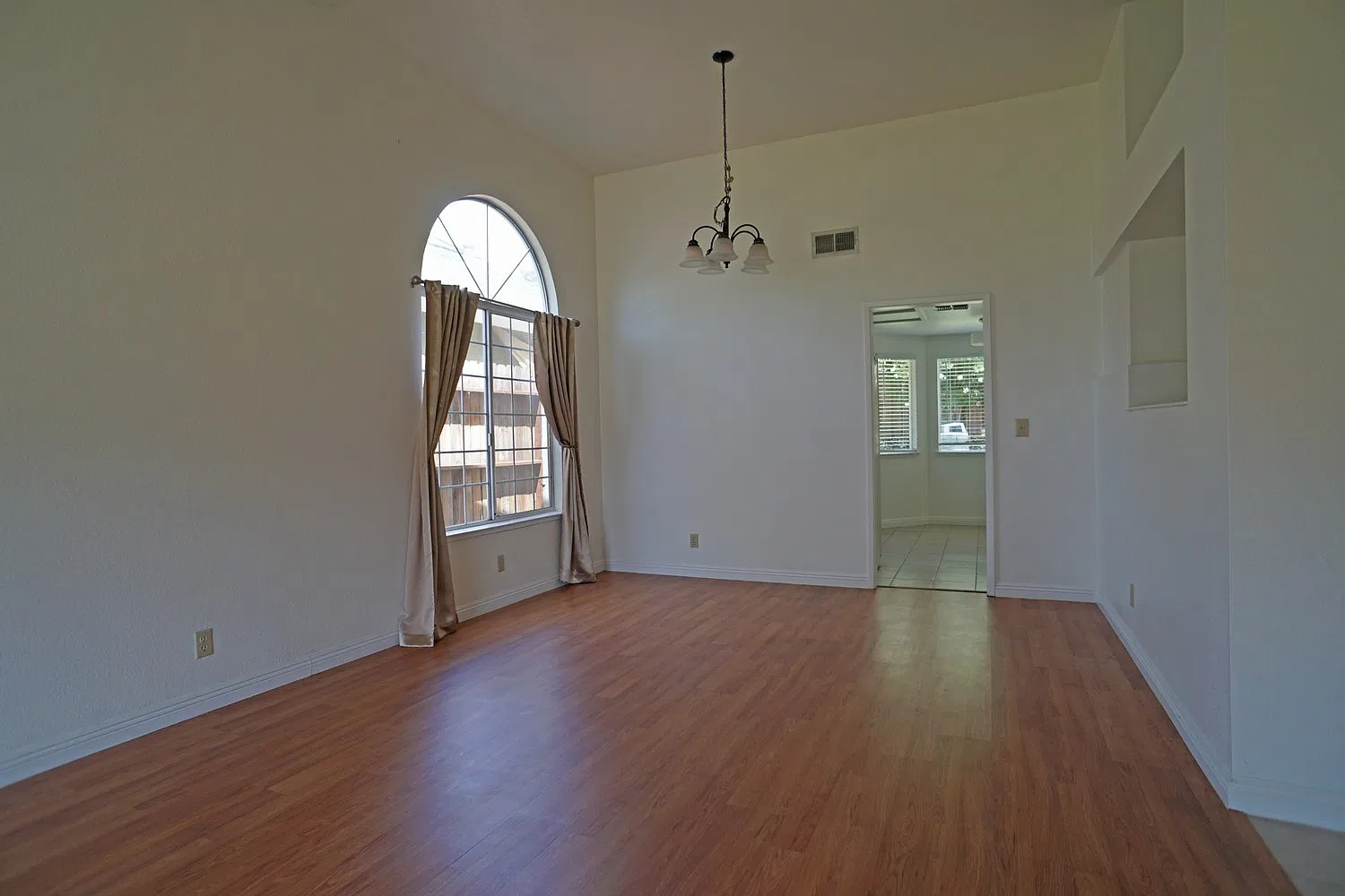 beautiful 3-bedroom, 2-bathroom single-story home in Roseville! — Photo 3