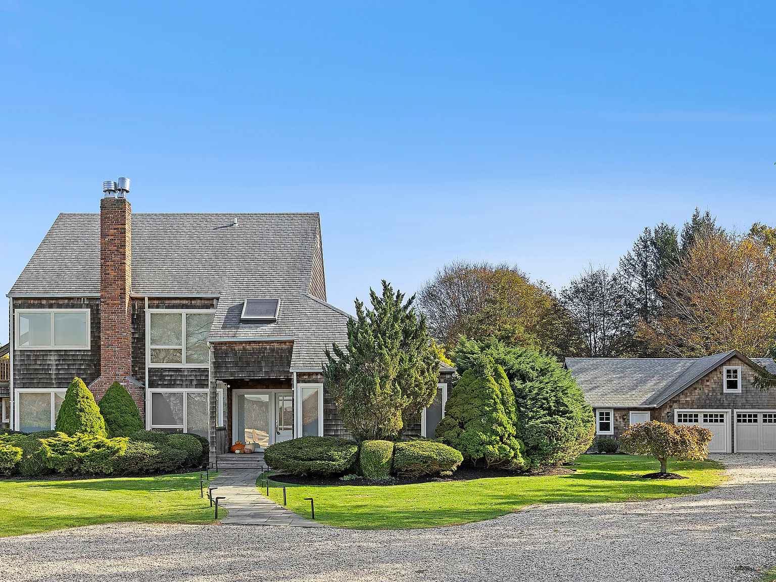 4 Bedroom in Sagaponack with Pond Views — Photo 2
