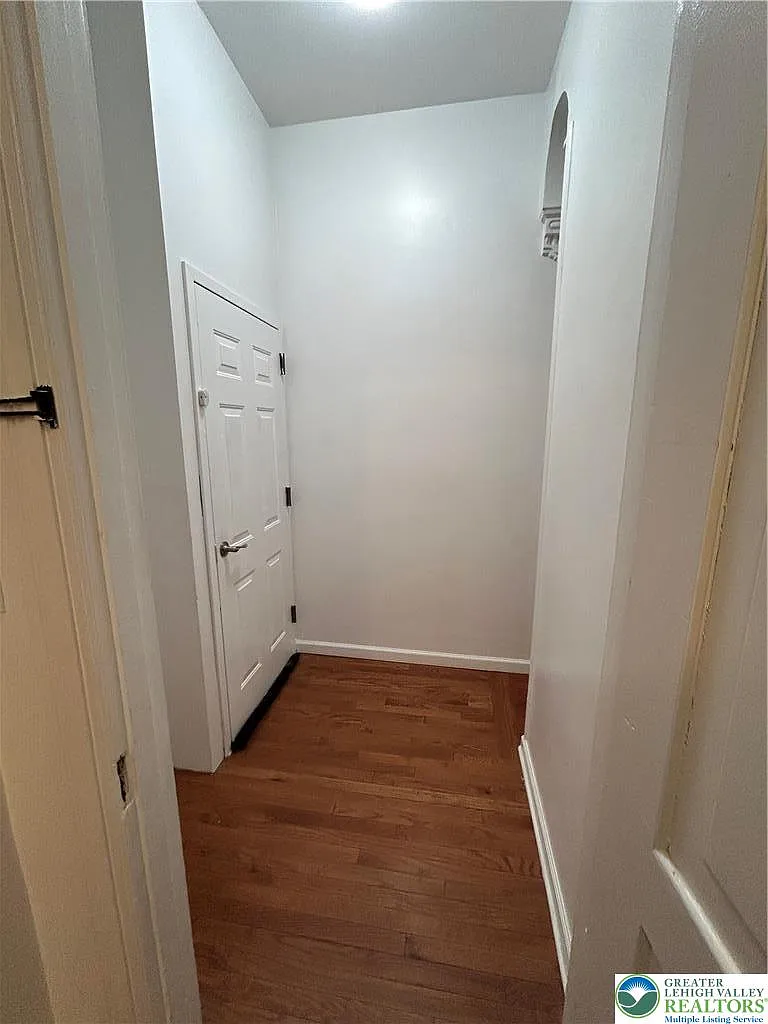 3 bed, 1000 sqft, $1,800 — Photo 2