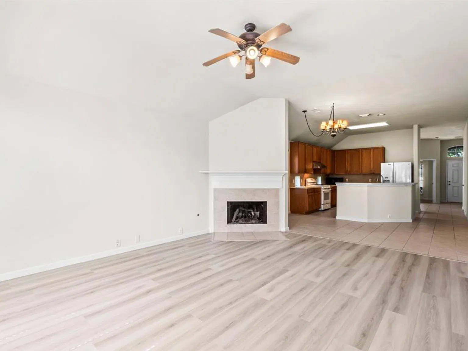 3 bed, 2036 sqft, $2,195 — Photo 3