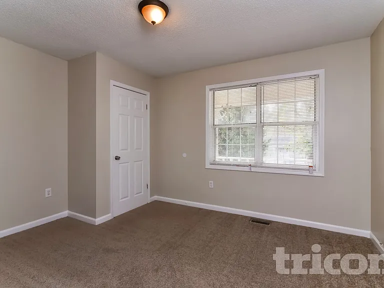 230 Parkway Ct — Photo 12