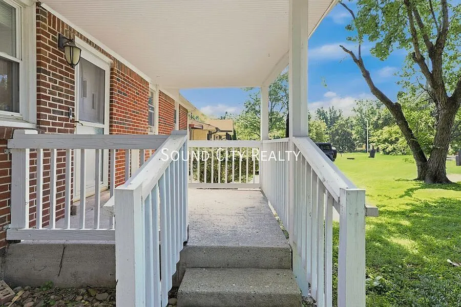 Available now. Brick ranch home at the end of a cul-de-sac!! Fenced in backyard, covered parking. — Photo 3