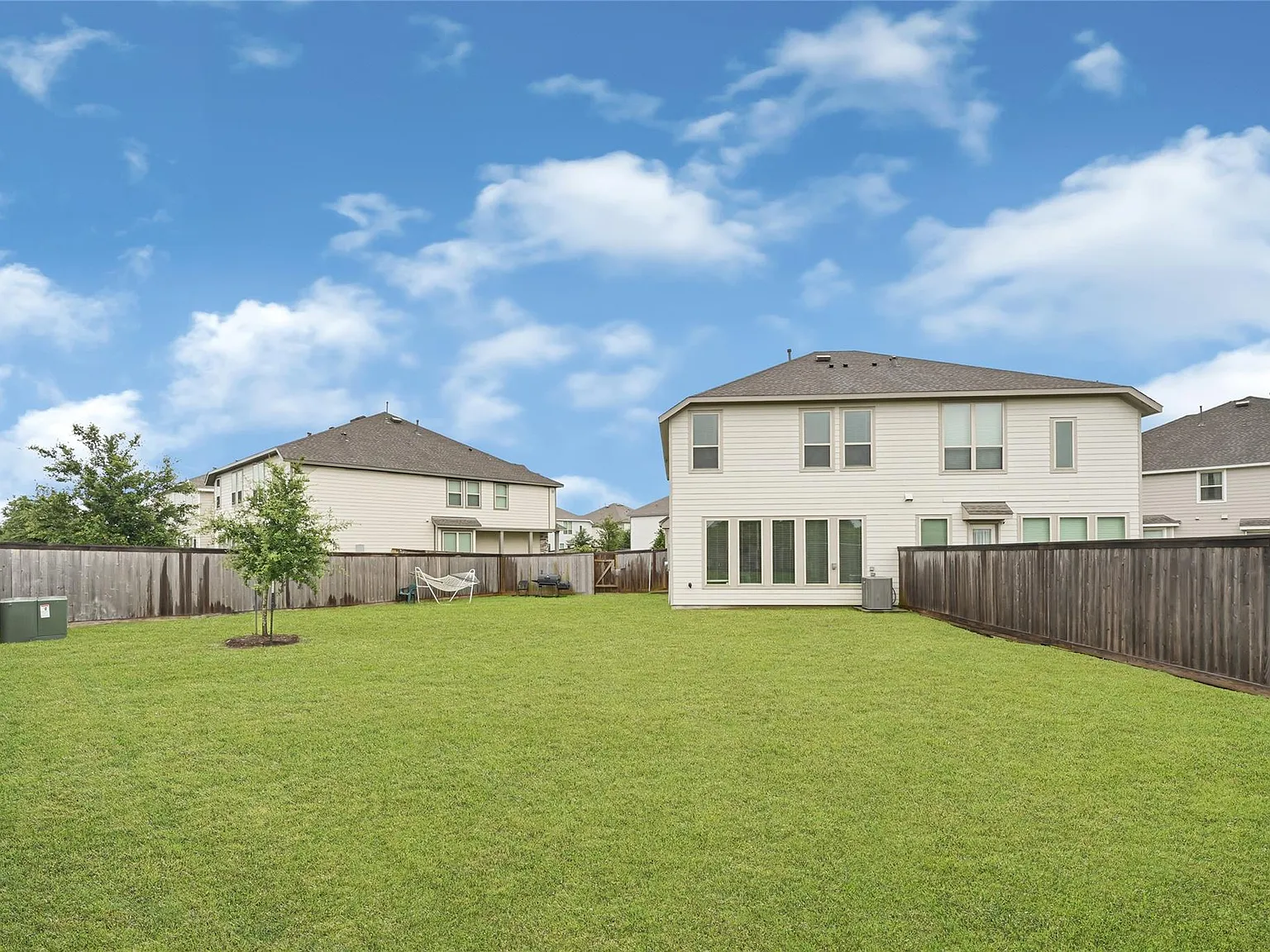 3 bed, 2.5 bath, 1918 sqft, $2,300 — Photo 3