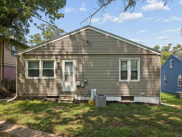 3915 Crown Point Ave — Photo 27