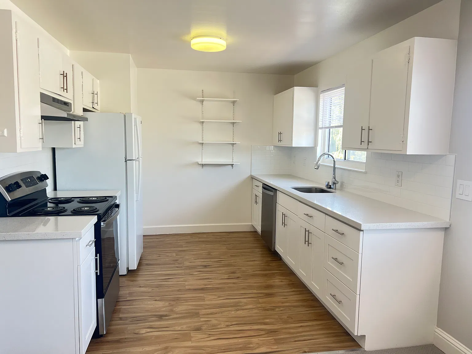 2 bed, 900 sqft, $3,300 — Photo 1