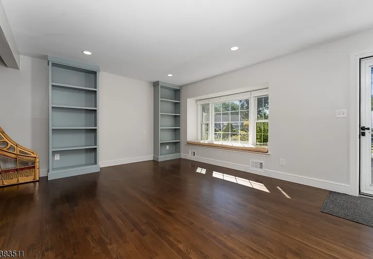 65 Hampshire Dr — Photo 4