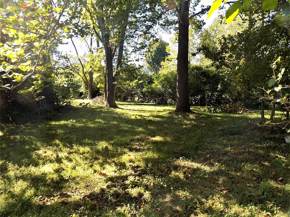 2nd image of 209 Robin Hill Ln