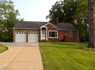 1032 Chestnut Rd, Seven Hills, OH 44131